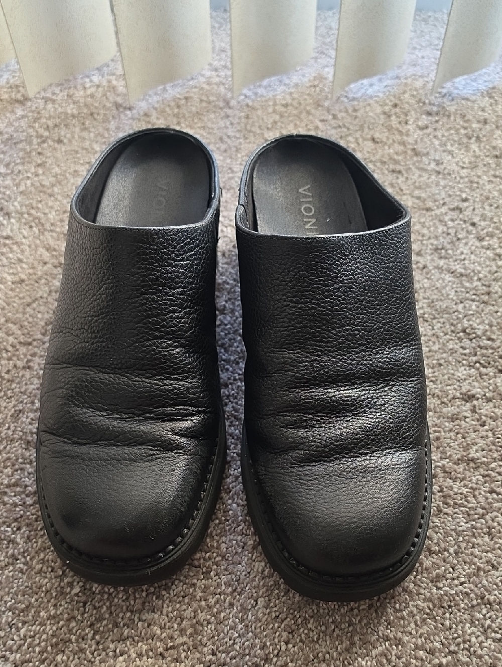 Vionic Black Leather Women Slip-On Clogs